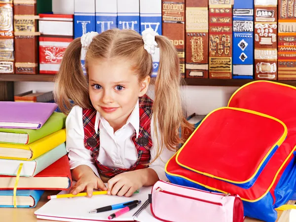 Bambino con pila libro . — Foto Stock