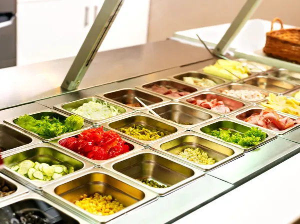 Tablett mit Essen auf Vitrine in Cafeteria — Stockfoto