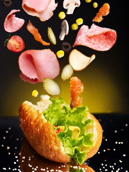 Гамбургер с ингредиентом
.