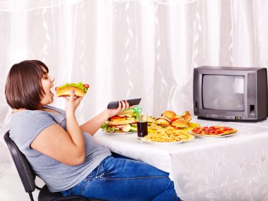hızlı yemek yeme ve tv izlerken kadın.