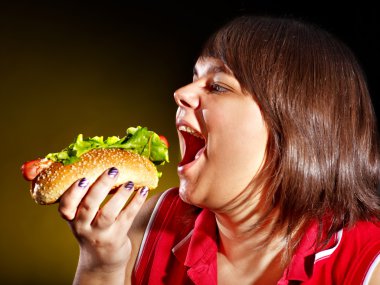 Aç kadın holding hamburger.