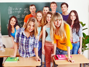 blackboard yakınındaki grup öğrenci.