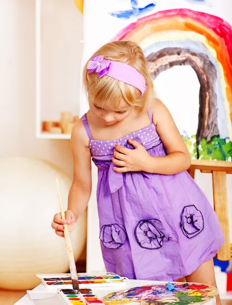 Child painting at easel. — Stock Photo, Image