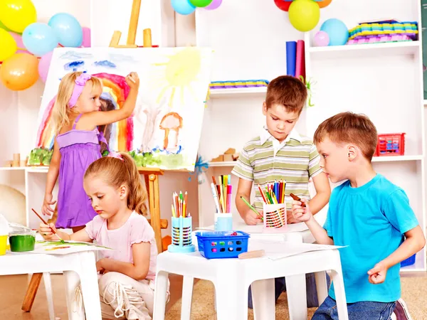 Kindermalerei an der Staffelei. — Stockfoto