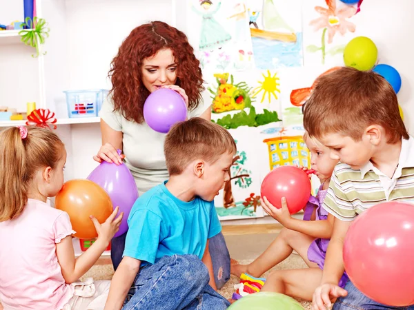 Pintura infantil en el caballete . — Foto de Stock