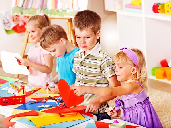 Niño cortar papel tijeras . — Foto de Stock