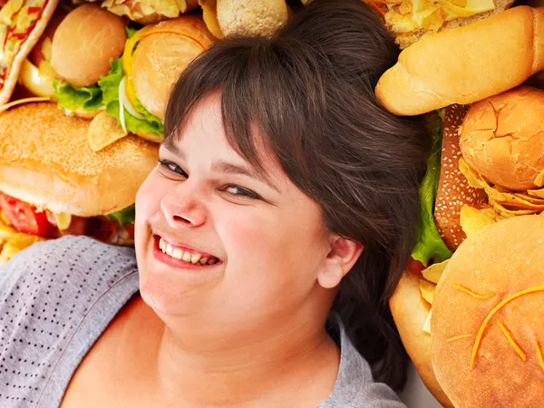 Mujer con comida rápida. —  Fotos de Stock