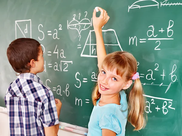 School kind schrijven op blackboard. — Stockfoto