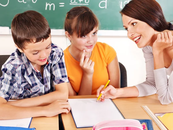 Criança escolar com professor . — Fotografia de Stock