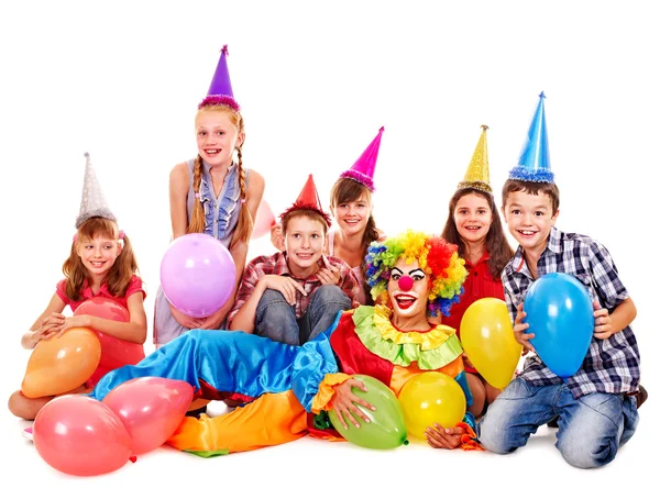 Grupo de festa de aniversário de adolescente com palhaço . — Fotografia de Stock