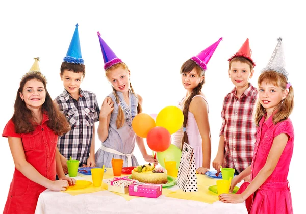 Verjaardag partijgroep van kind met cake. — Stockfoto