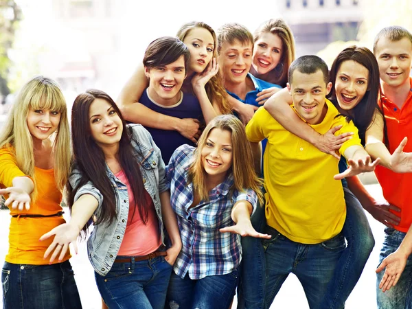 Grupo en verano al aire libre . — Foto de Stock