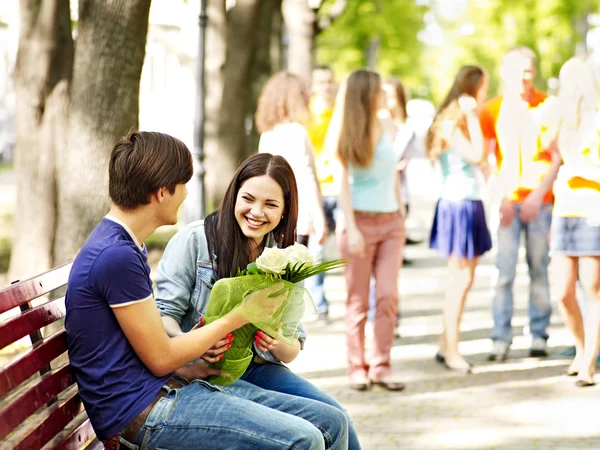 Pareja de adolescente en la fecha al aire libre . — Foto de Stock