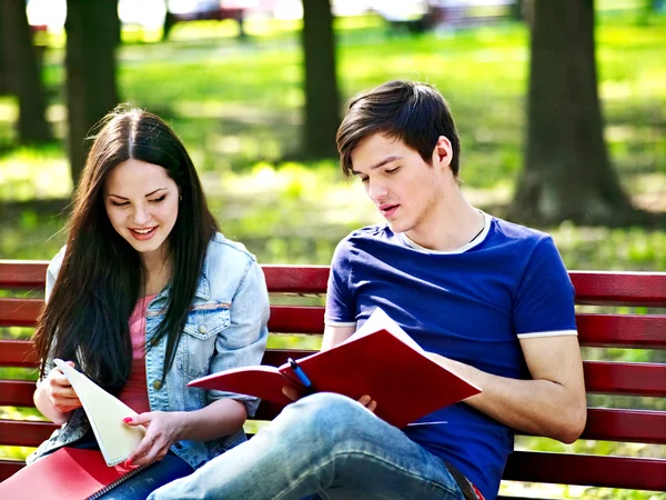 Gruppenschüler mit Notizbuch. — Stockfoto