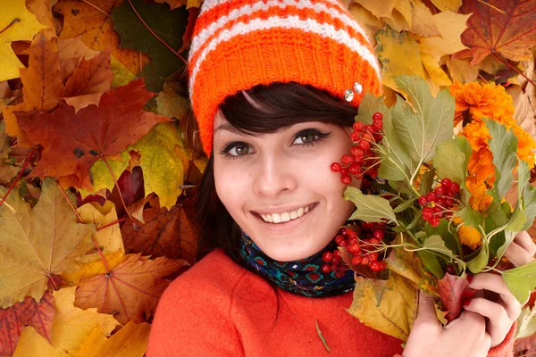Девушка в осенних оранжевых листьях . — стоковое фото