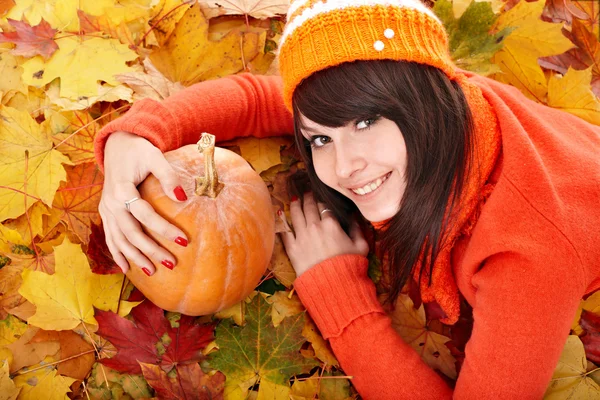 Fille avec citrouille sur les feuilles d'automne . — Photo