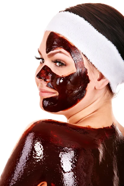 चॉकलेट चेहर्याचा मुखवटा असलेली तरुण स्त्री . — स्टॉक फोटो, इमेज