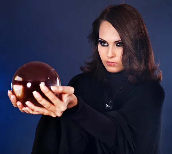 Mulher segurando bola de cristal . — Fotografia de Stock