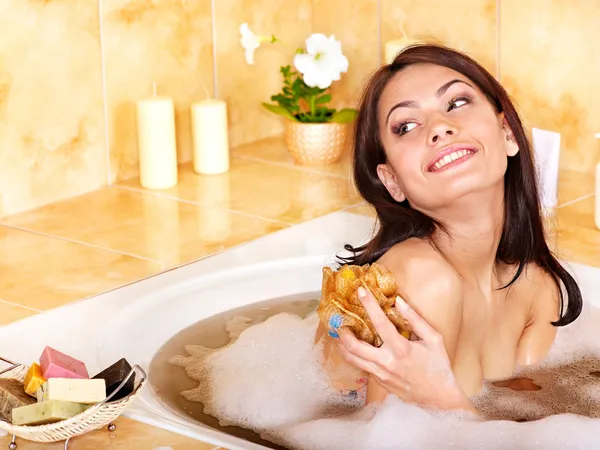 Mujer bañándose en el baño — Foto de Stock