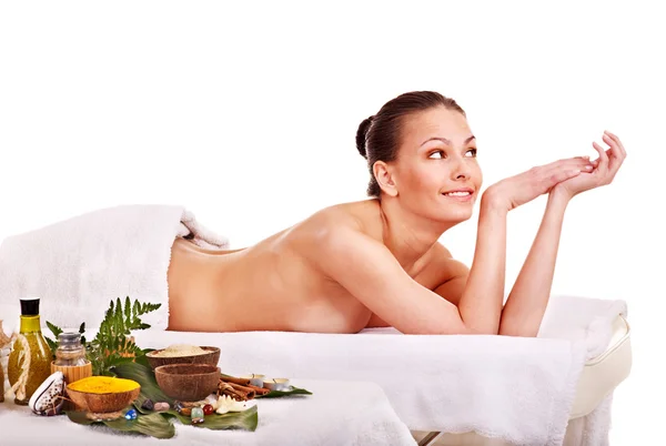 Mujer recibiendo tratamiento de spa al aire libre . — Foto de Stock