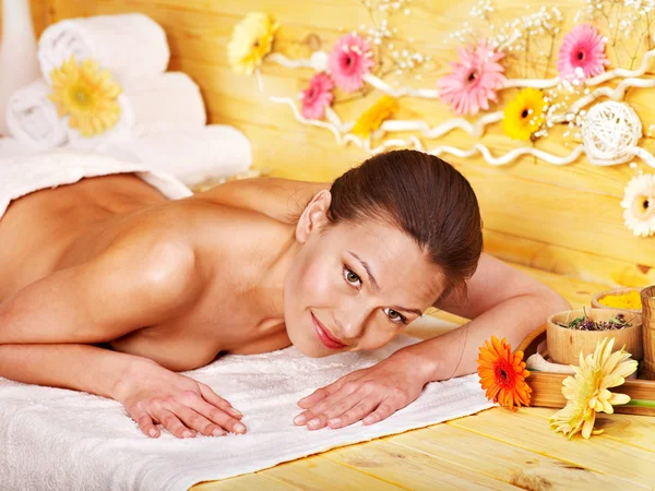 Mujer recibiendo masaje  . —  Fotos de Stock