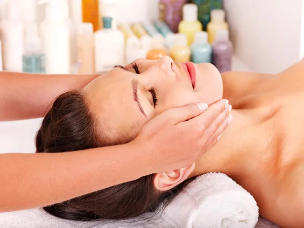 Mulher recebendo massagem facial  . — Fotografia de Stock