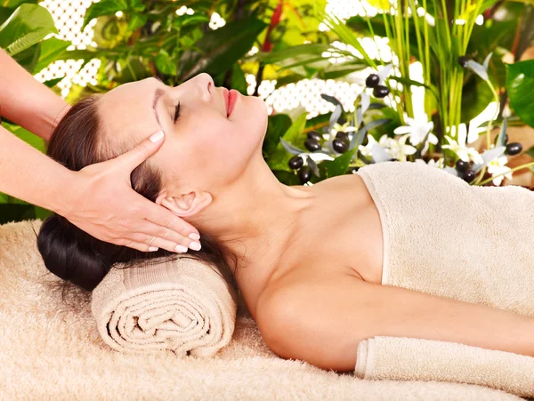 Mujer recibiendo masaje facial  . — Foto de Stock