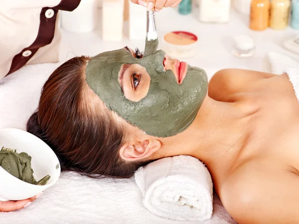 Agyag arcpakolás a beauty spa. — Stock Fotó