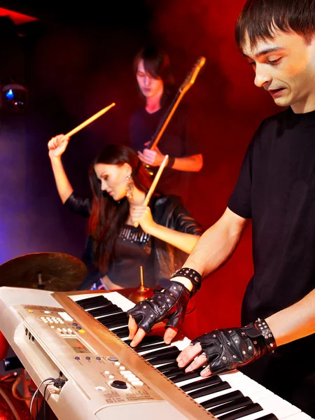 Banda tocando instrumento musical . — Fotografia de Stock