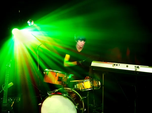 Mann spielt Gitarre. — Stockfoto