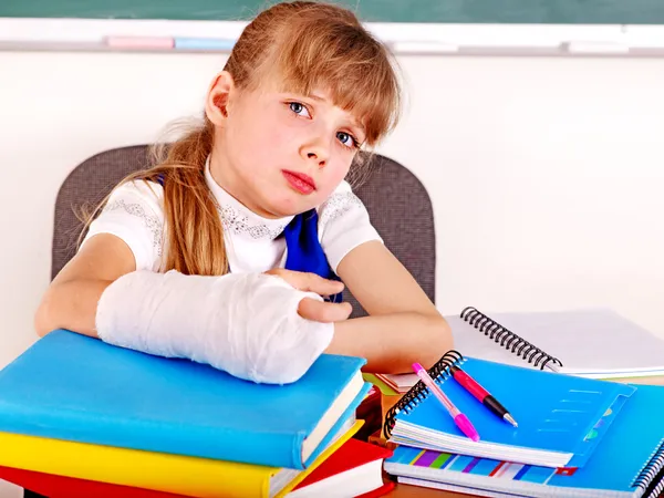 Enfant handicapé avec bras cassé . — Photo