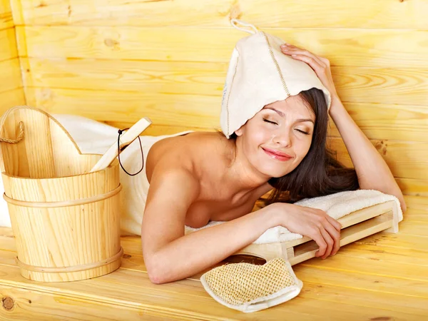 Meisje in sauna. — Stockfoto