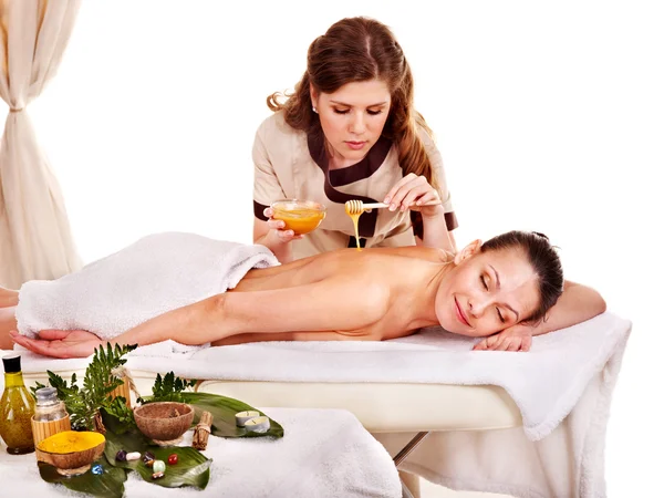 Mujer recibiendo tratamiento de spa al aire libre . — Foto de Stock