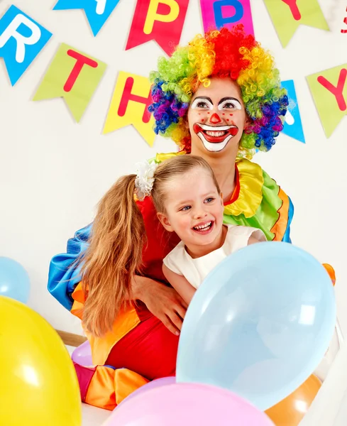 Grupo de festa de aniversário de adolescente com palhaço . — Fotografia de Stock