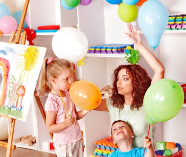 Balon ile oynayan çocuk.