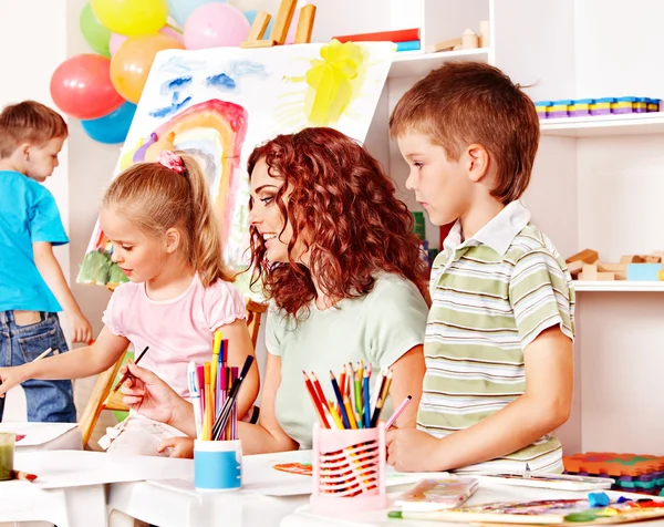 Pintura infantil en el caballete . —  Fotos de Stock