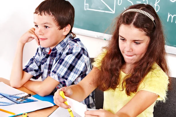 Schoolgaande kinderen meisje en jongen. — Stockfoto