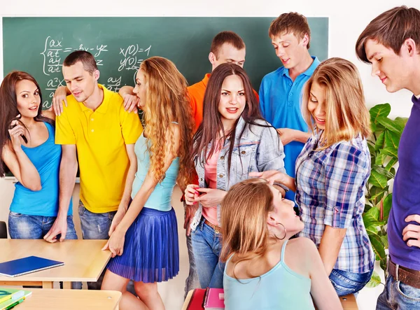 Estudante de grupo perto de quadro negro . — Fotografia de Stock