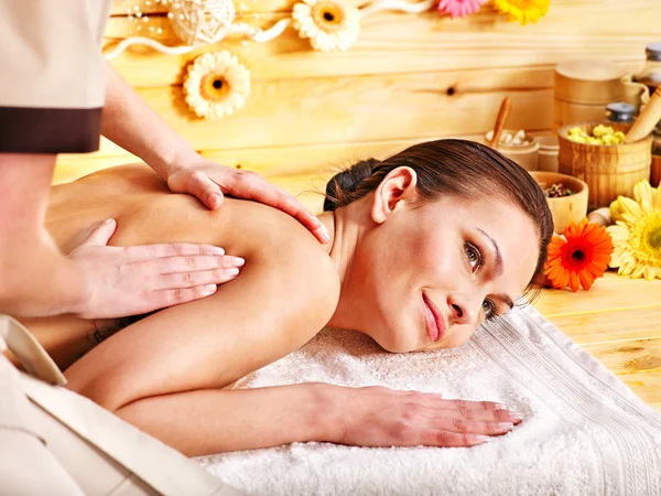 Donna ottenere massaggio  . — Foto Stock