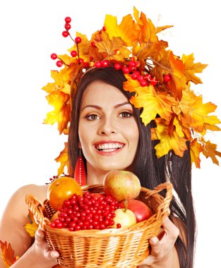 Kız holding sepet meyve ve.