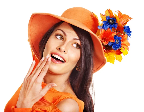 Vrouw met oranje hoed met bloem. — Stockfoto