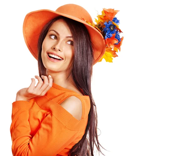 Ευτυχισμένη γυναίκα που φοράει το πορτοκαλί καπέλο με λουλούδι. — Φωτογραφία Αρχείου