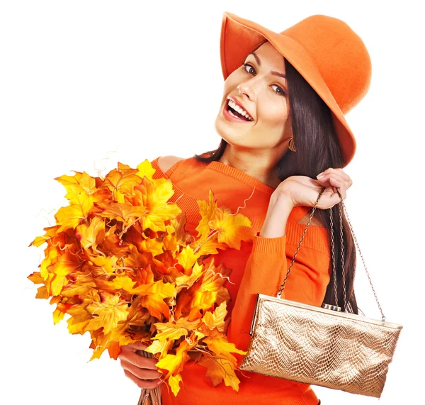 Kobieta trzyma pomarańczowy liści i torebka. — Zdjęcie stockowe