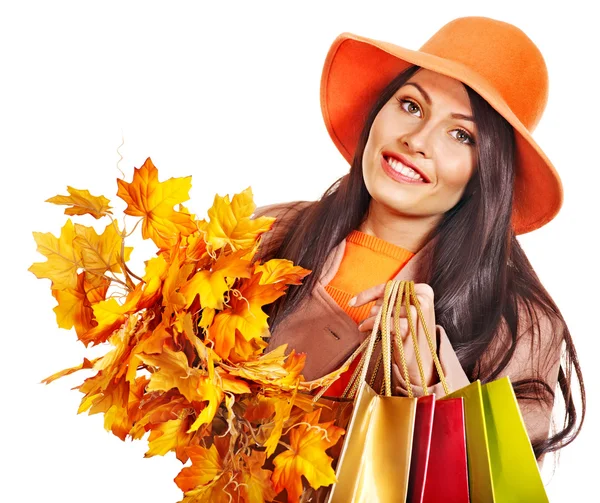 Frau mit orangefarbenen Blättern. — Stockfoto