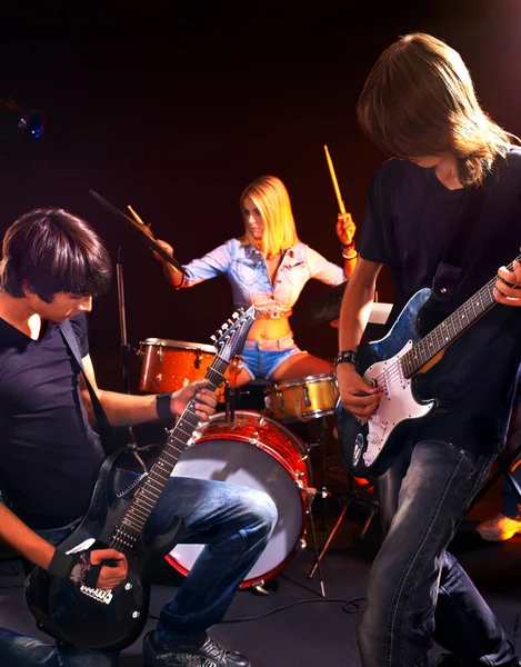 Grupo tocando guitarra . — Fotografia de Stock