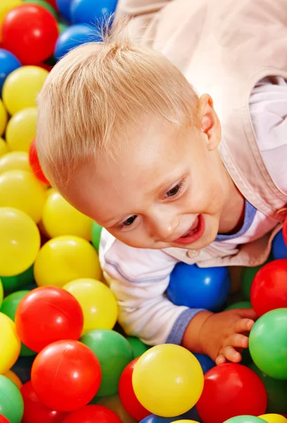 Enfant en boule colorée . — Photo