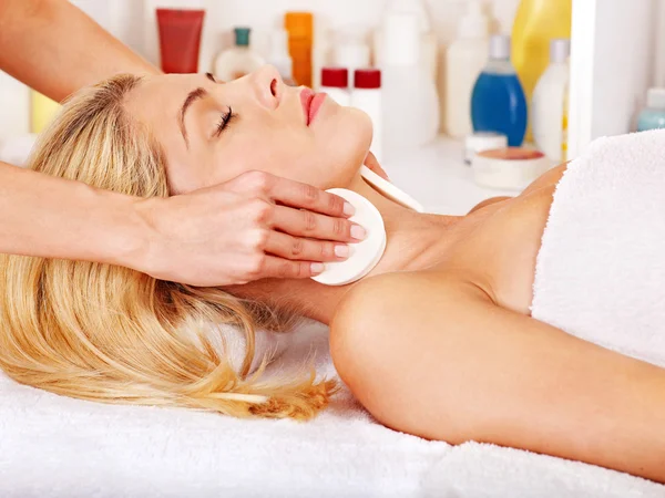 Mujer recibiendo masaje facial  . —  Fotos de Stock