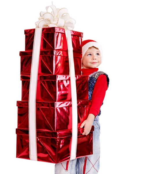 Kind in Kerstman hoed met de doos van de gift van de stapel. — Stockfoto