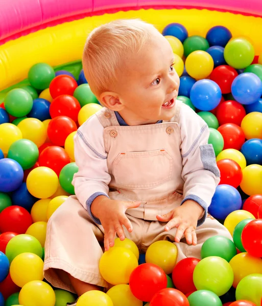 Enfant en boule colorée . Image En Vente