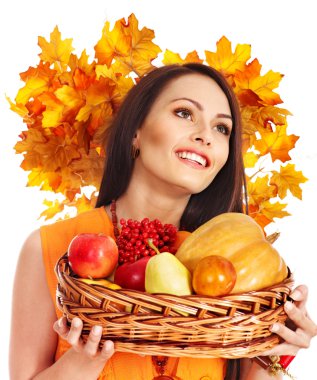 sonbahar sepeti tutan kadın.